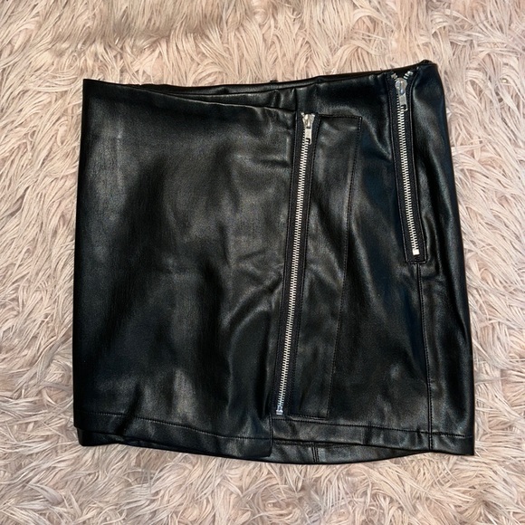 Lulu’s Leather Zip Up Skirt - Picture 1 of 3